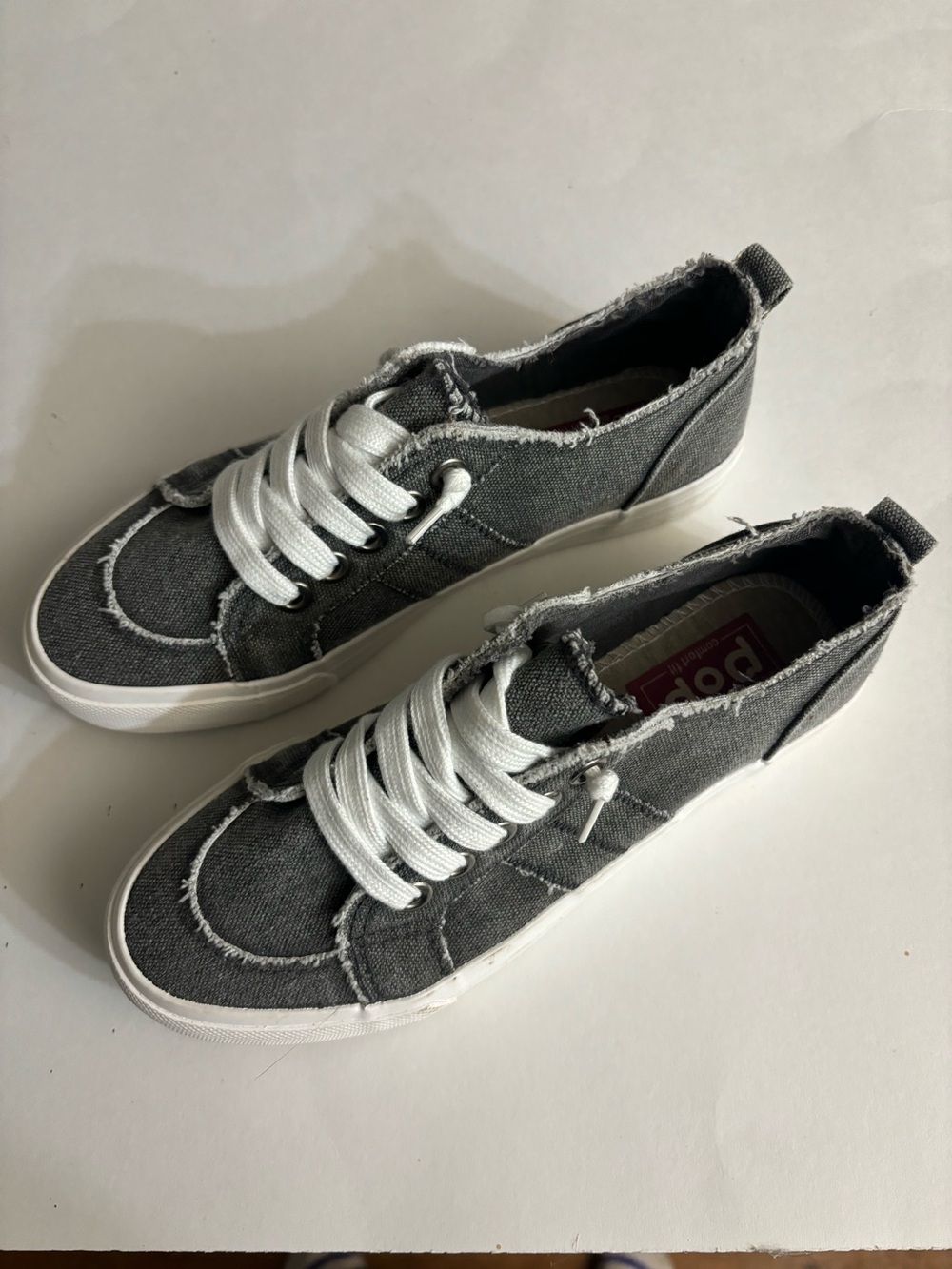 Pop Comfort Fit Casual Gray Frayed Canvas Sneakers with White Laces NWOT Size 7M